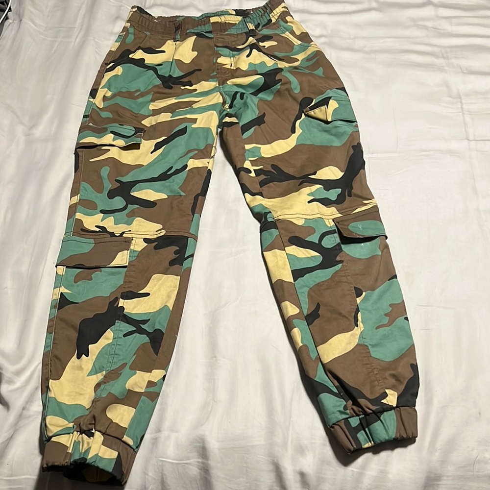 Camo cargo pants. Women’s size 5. Color: brown,tan, green.